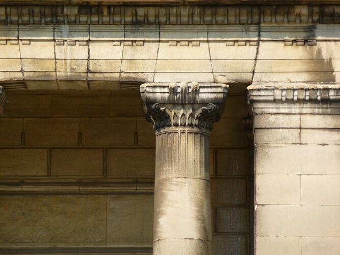 Pavillon des Passions humaines, l’un des <a href='/fr/glossary/126' class='info'>chapiteaux<span>Couronnement orné ou mouluré, d’une colonne, d’un pilier ou d’un pilastre.</span></a> (photo 2010).