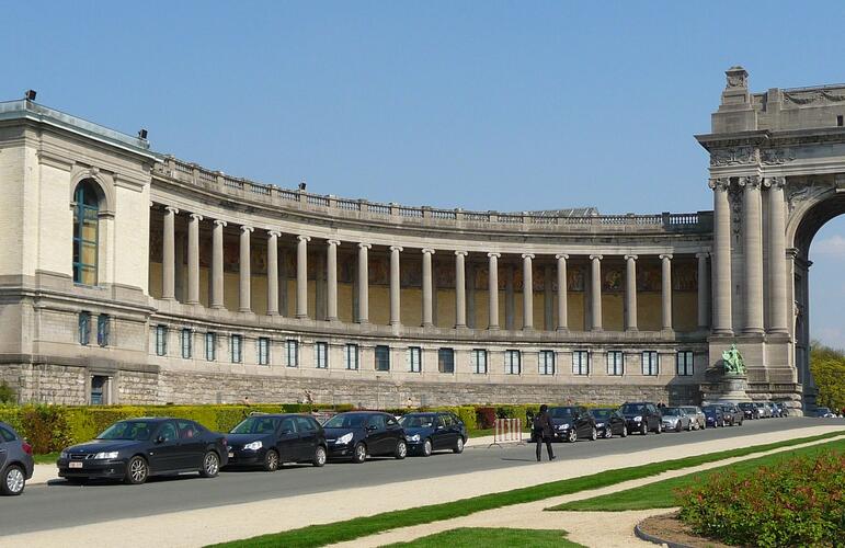 Vue de la partie nord de l’hémicycle à <a href='/fr/glossary/55' class='info'>colonnade<span>Rangée de colonnes et l'entablement qu'elles supportent.</span></a> du Cinquantenaire (photo 2010).