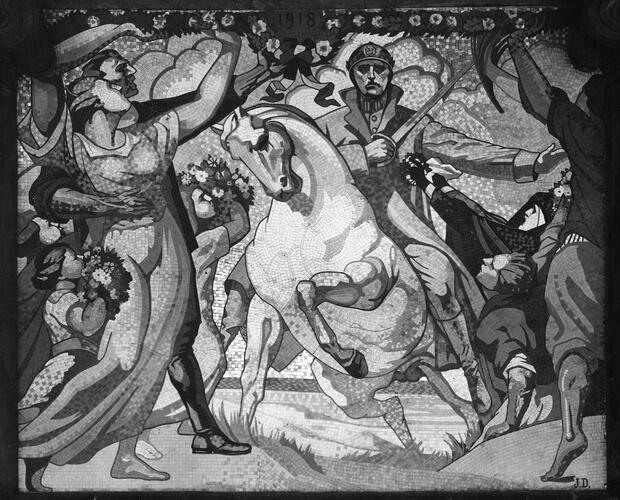 Panneau de mosaïque de l’hémicycle à <a href='/fr/glossary/55' class='info'>colonnade<span>Rangée de colonnes et l'entablement qu'elles supportent.</span></a> du Cinquantenaire, dessiné par Jean Delville et figurant la Victoire avec le roi Albert Ier à cheval (a href='http://www.kikirpa.be'© IRPA-KIK Bruxelles/a, 1947).