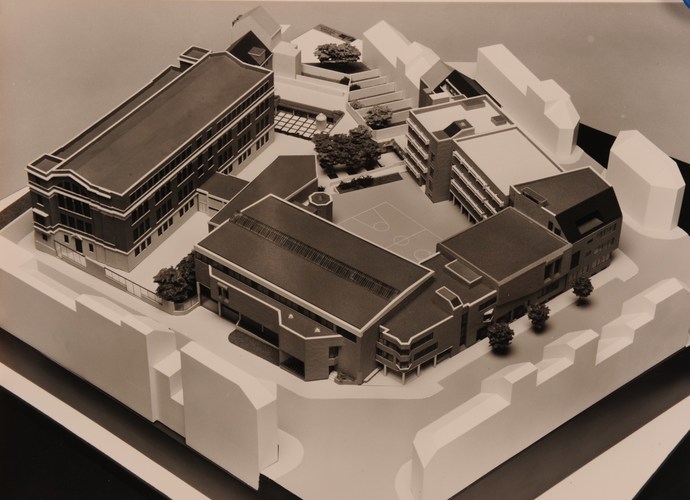 Groupe scolaire Adolphe Max, maquette du projet d’extension du bureau d’architecture URBAT, AVB/TP 89079 (1981).