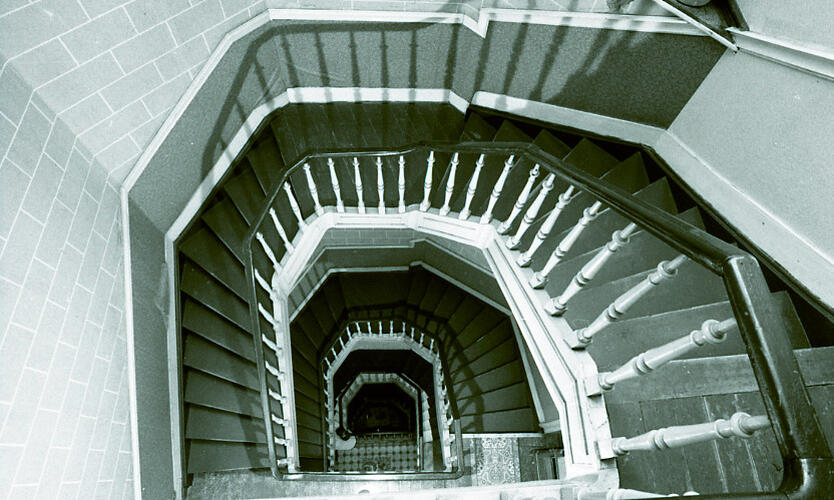 Clovislaan 85-87, zicht op de trap van bovenaf gezien, ca. 1980 (© Architecture Archive – Sint-Lukasarchief).