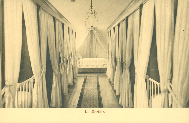 Eedgenotenstraat 70, voormalig pensionnat des Dames de la Retraite du Sacré-Cœur, de slaapzaal (Verzameling Dexia Bank, s.d.)
