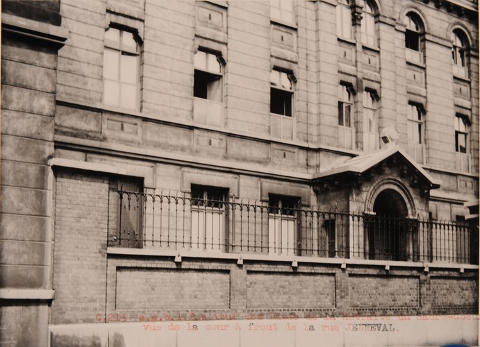 Rue des Confédérés 70, institut de la Retraite du Sacré-Cœur, vue de la cour avant et du porche d’entrée, à front de la rue Jenneval, avant la construction de la nouvelle aile scientifique, AVB/TP 80285 (1964).