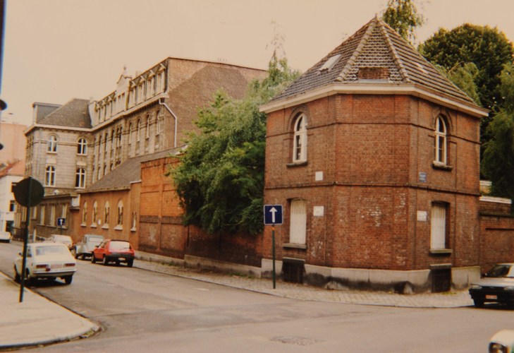 Rue des Confédérés 70, lycée la Retraite, vue des façades rue Jenneval, avant la démolition de la salle de gymnastique et de la chapelle, AVB/TP 97270 (1988).