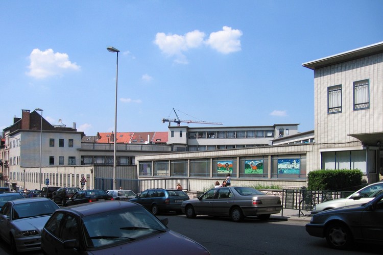 Rue des Éburons 46 et 50, vue du complexe depuis le haut de la rue des Éburons, 2007
