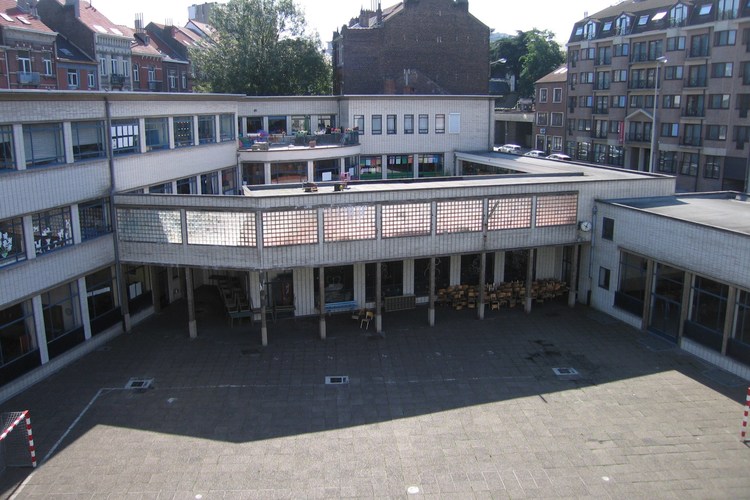 Eburonenstraat 46 en 50, gezicht op de speelplaats van de basisschool en de kleuterschool vanaf het dakterras van vleugel C (foto 2007).