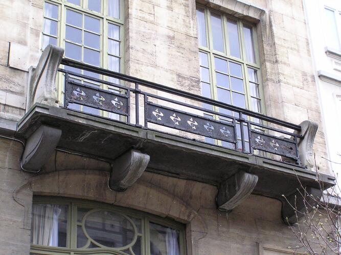 Avenue Michel-Ange 80, balcon <a href='/fr/glossary/290' class='info'>continu<span>Un élément est dit continu s’il règne sur toute la largeur de l’élévation ou sur plusieurs travées.</span></a> (photo 2008).