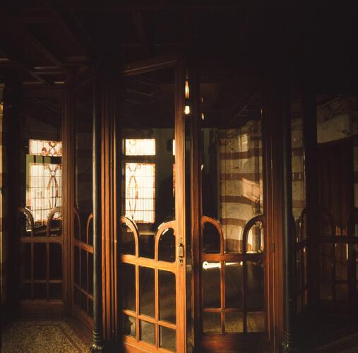 Palmerstonlaan 4, polygonale vestibule vanaf de inkomhal gezien (Foto Ch. Bastin & J. Evrard © MBHG).