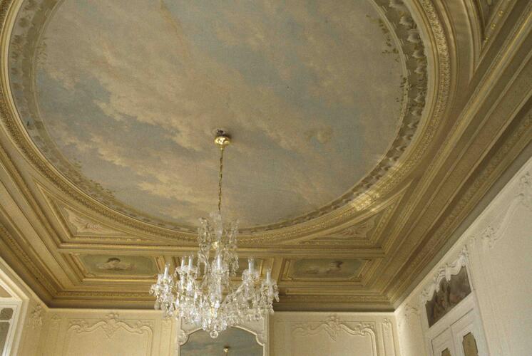 Avenue Palmerston 20, premier étage, vue du plafond du grand salon (© V. Heymans, 1994).