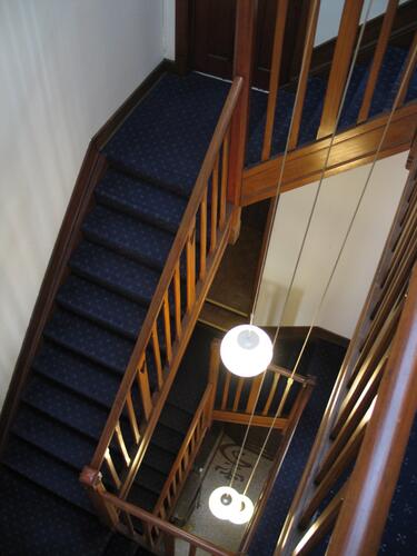 Filips de Goedestraat 70, <a href='/nl/glossary/248' class='info'>trappenhuis<span>Gedeelte van een gebouw waarin de trappen zijn ondergebracht.</span></a> gezien vanaf de tweede verdieping (foto 2008).