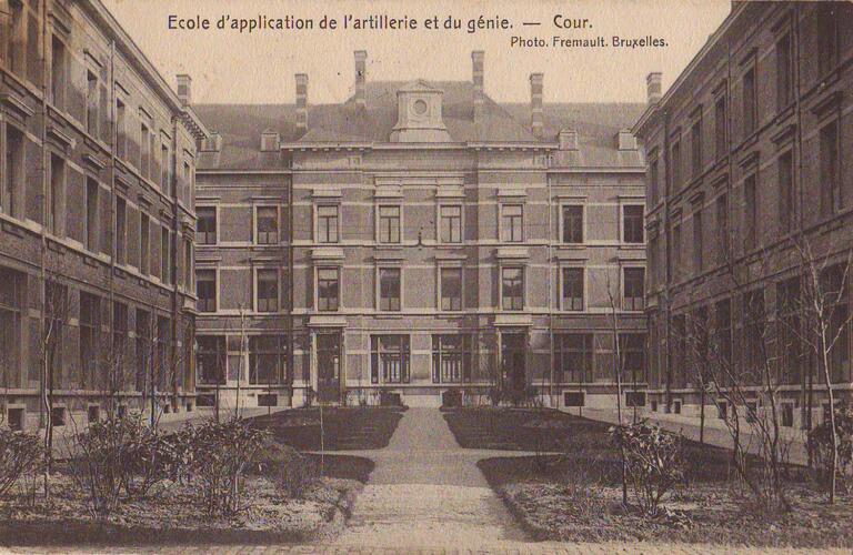 École d'Application, vue de la cour vers le bâtiment P (Collection C. Dekeyser).