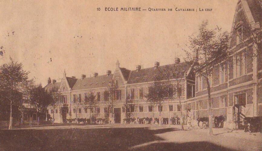 École militaire, quartier de la Cavalerie, cour (Collection C. Dekeyser).