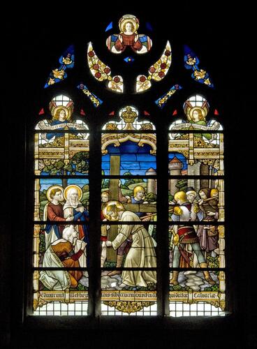Renaissancelaan 40, kerk van de dominicanen, glas-in-loodraam met voorstelling van de kruisdraging (foto 2009).