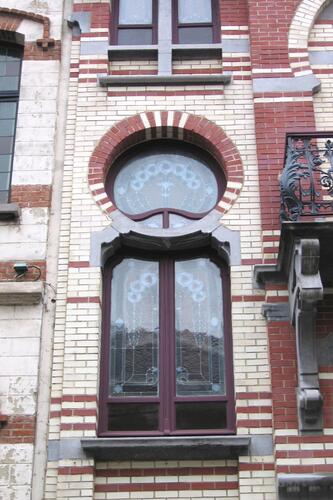 Rue Van Campenhout 51, fenêtre surmontant la porte (photo 2006).