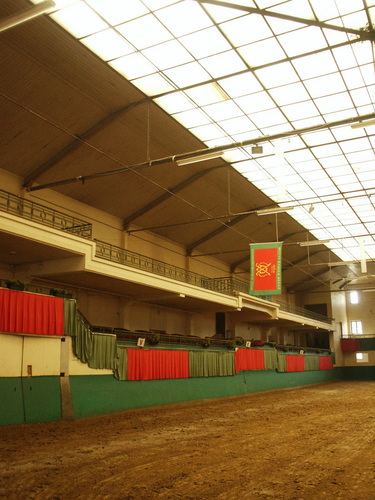Groenejagersveld 19-20, Royal Étrier belge, grote overdekte manège met tribune (foto 2006).