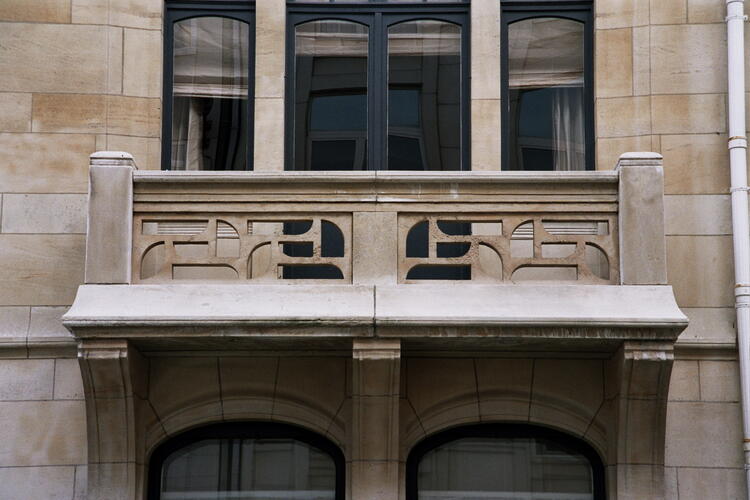 Rue Jacques Jordaens 34, balcon avec <a href='/fr/glossary/304' class='info'>garde-corps<span>Ouvrage de clôture qui ferme un balcon, une terrasse, une porte-fenêtre, une gaine d'ascenseur...</span></a> à motif japonisant (photo 2007).