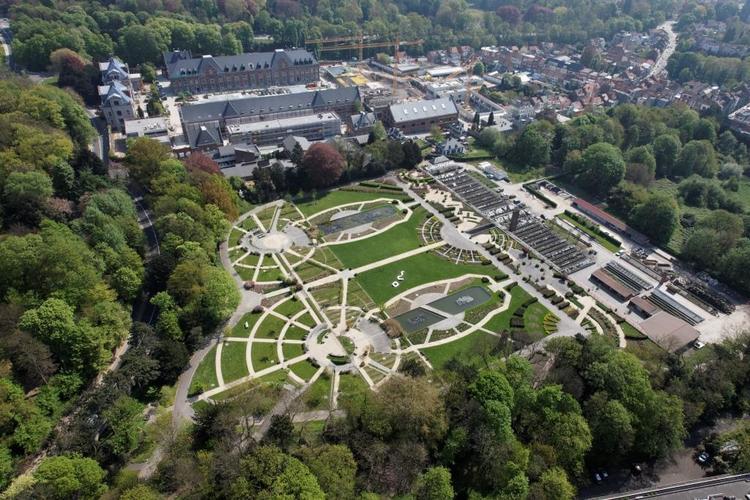 Vue aérienne des Jardins du Fleuriste et, à droite, des serres de la rue Médori en 2010, (Schmitt-GlobalView © SPRB)