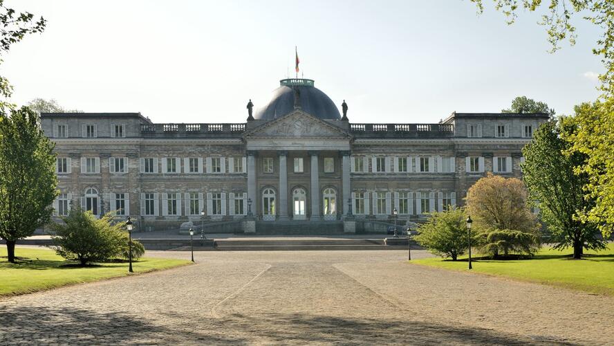 Le château royal de Laeken, façade côté avenue, 2020