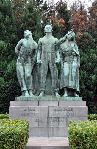 Boulevard Auguste Reyers, à l’angle de la place des Carabiniers, monument en mémoire des victimes civiles de la guerre, sculpteur Georges Vandevoorde, 1956 (photo 2011).