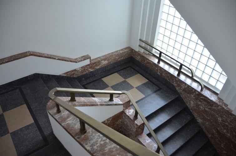Rue des Palais 42-46, ancien hôtel central de la RTT, <a href='/fr/glossary/248' class='info'>cage d'escalier<span>Espace à l'intérieur duquel se développe un escalier.</span></a> principale (photo 2014).