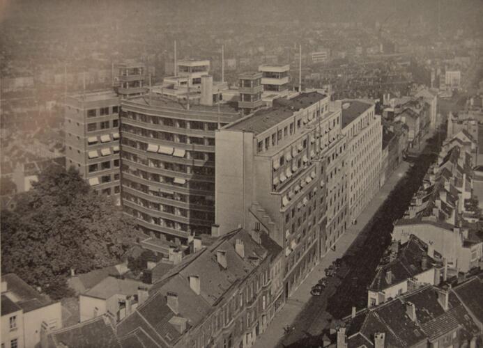 Rue des Palais 42-46 et 48-62, ancien hôtel central de la RTT et bureaux du Service des Contributions , (Architecture, Urbanisme, Habitation, 7-8, 1951, p. 89)