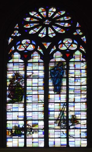 Voormalige Sint-Franciscuskerk, glas-in-loodraam van de linkerdwarsbeuk (foto 2014).