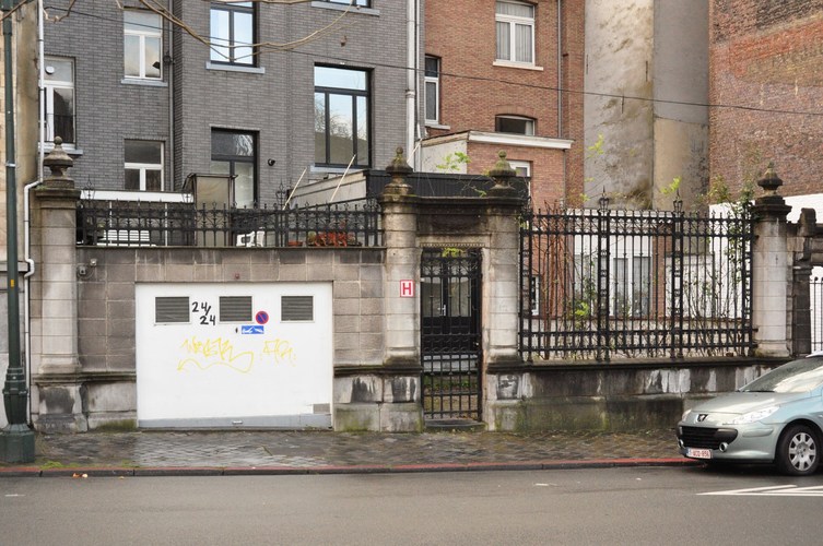 Avenue Louis Bertrand 117, mur de clôture des 35 et 37 rue Édouard Fiers (photo 2013).