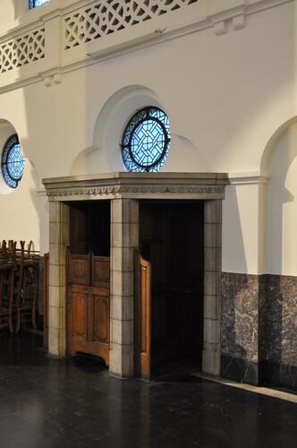 Rogierlaan 350a, Sint-Theresia van Avilakerk, biechtstoel (foto 2011).