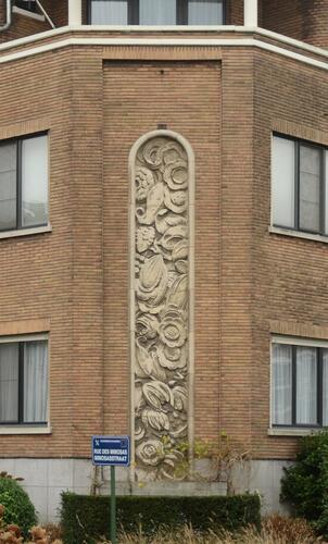 Rue des Mimosas 55, <a href='/fr/glossary/310' class='info'>pan coupé<span>Pan de mur situé de biais sur l’angle d’un bâtiment.</span></a> (photo 2012).