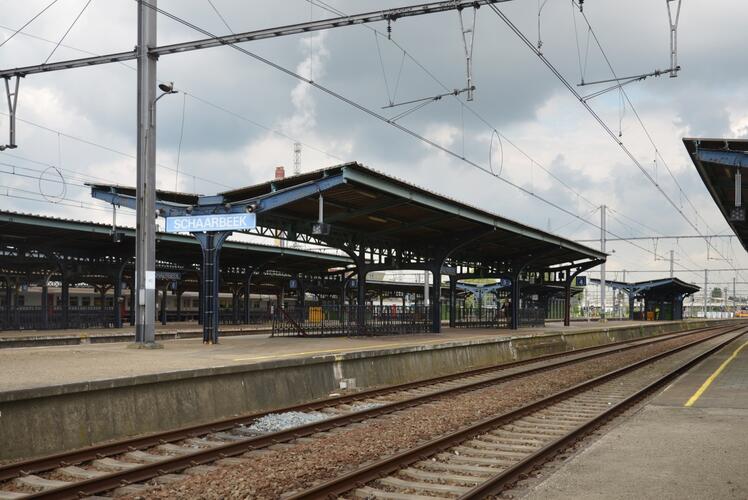 Gare de Schaerbeek, quais et <a href='/fr/glossary/158' class='info'>auvents<span>Petit toit couvrant un espace devant une porte ou une vitrine.</span></a> (photo 2012).