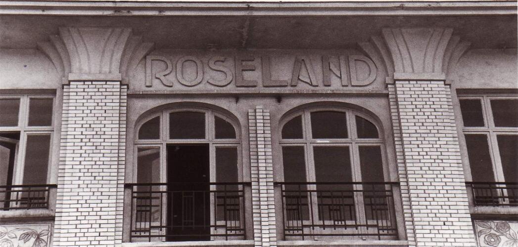 Ancien cinéma ALBERT HALL et salle de fêtes ROSELAND. Façade chaussée de Wavre, détail de la <a href='/fr/glossary/144' class='info'>corniche<span>Corniche. &Eacute;l&eacute;ment de couronnement d’un entablement, d’une &eacute;l&eacute;vation ou d’un &eacute;l&eacute;ment d’&eacute;l&eacute;vation comme une baie ou une lucarne. La corniche se compose de moulures en surplomb les unes par rapport aux autres. La cimaise est la moulure sup&eacute;rieure de la corniche, situ&eacute;e au-dessus du larmier.</span></a> saillante avec inscription en relief (photo 1.