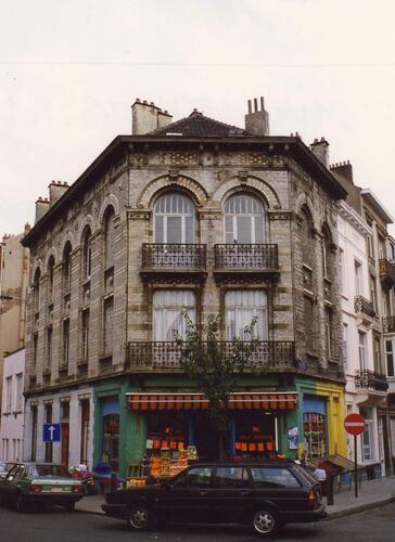 Rue de l'Orient 148, à l'angle de la rue Peter Benoit, 1993
