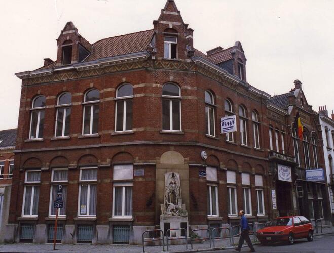 Sint-Pieterssteenweg 193-193B. Gemeenteschool 