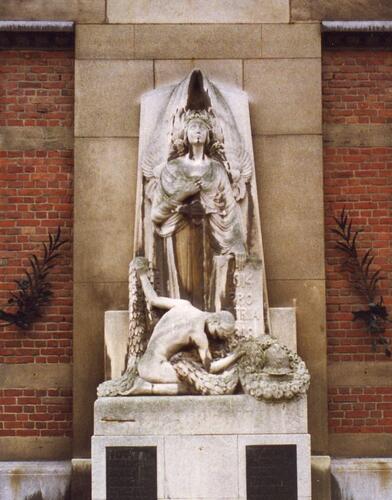 Chaussée Saint-Pierre 193-193B. Ecole communale 'La Farandole'. Monument pour les victimes de la guerre, conçu par le sculpteur B. CAILLIE (photo 1993).