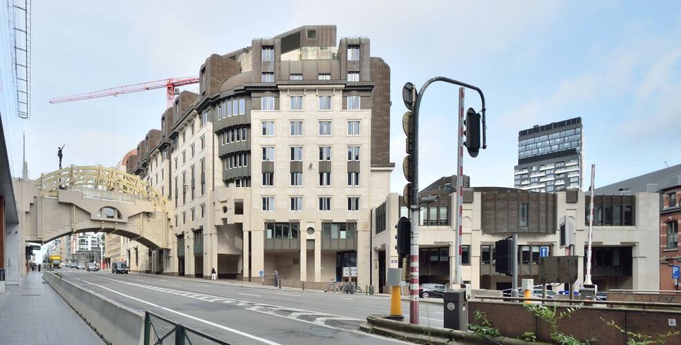 Van Maerlantgebouw en voetgangersbrug, 2024