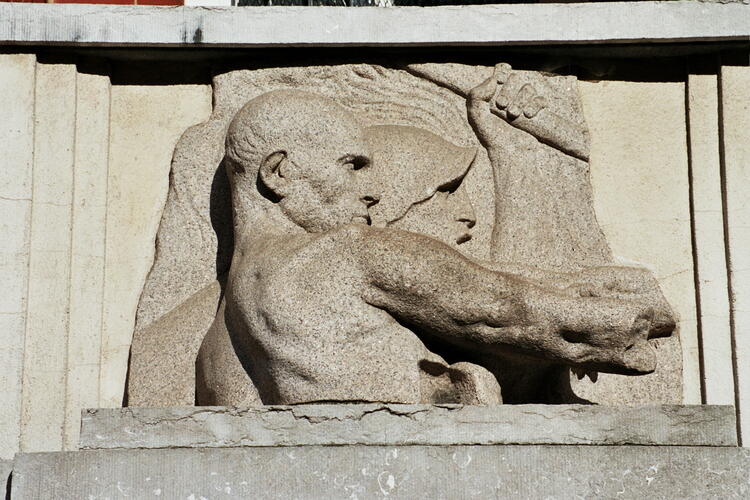 Rue de l’Abbaye 59, Musée Constantin Meunier, bas-relief intitulé L’Industrie (photo 2006).