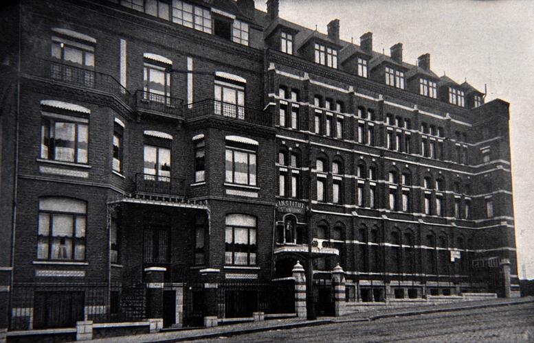 Avenue Adolphe Buyl 110, photo témoignant de l’état des bâtiments en 1946, ACI/Urb. 4-110 (1946).