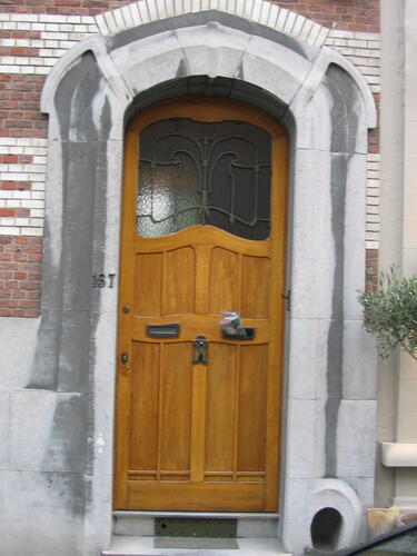 Rue de l’Aqueduc 157, détail de la porte (photo 2005).