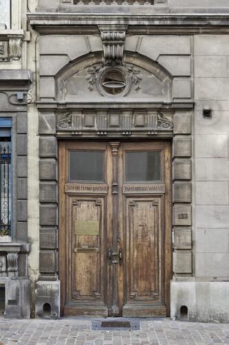 Rue de l’Arbre Bénit 123, entrée (2009 © bepictures / BRUNETTA V. – ERBERLIN M.)
