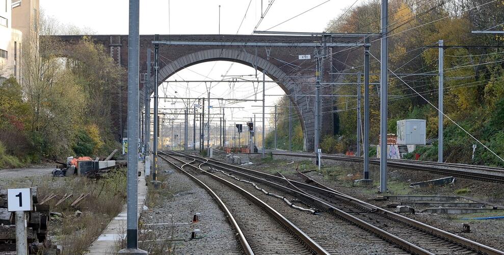 Arnaud Fraiteurlaan, brug over de spoorlijn, gezien van het station van Etterbeek, 2014