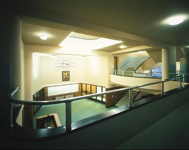 Ancien Institut national de radiodiffusion, hall côté place Flagey (photo Bastin & Évrard © MRBC, vers 2002).