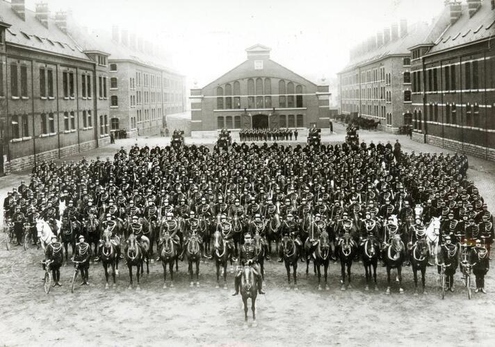 Groot mobiel legioen. Op de achtergrond, manege van de voormalige Koninklijke Rijkswachtschool van Elsene, 1927, Archief van het museum van de Geïntegreerde Politie.