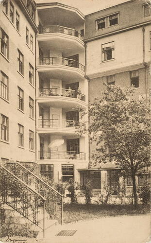 Georges Brugmannplein 28 en Joseph Stallaertstraat 1, postkaart van de terrassen aan de achtergevel van het ‘Medisch-Chirurgisch Instituut en Gezondheidscentrum’, ca. 1926 (Verzameling Dexia Bank).