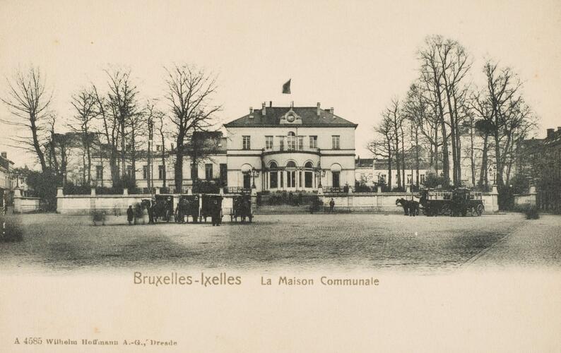 Maison communale d'Ixelles avec le haut mur de clôture, avant 1909 (Collection de Dexia Bank).