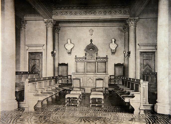 Maison communale d’Ixelles, vue de la salle du Conseil en 1894 ([i]L’Émulation[/i], 10, 1894, pl. 27).