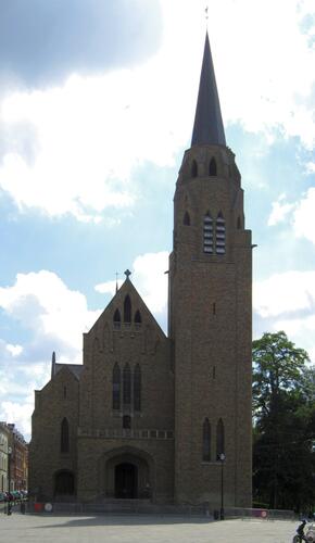 Église Sainte-Croix, façade vers la place, 2010