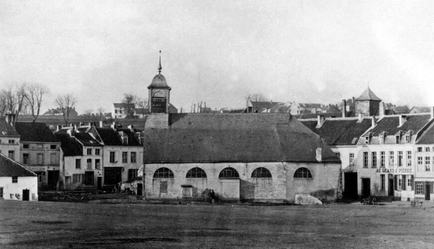 L’ancienne église Sainte-Croix, avant 1864 (©ACI/Urb.), photo reproduite dans GUILLAUME, A., MEGANCK, M., et al, p. 52.