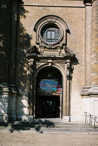 Église de la Sainte-Trinité, entrée principale (photo 2007).