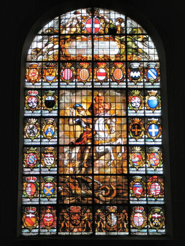 Église de la Sainte-Trinité, vitrail du transept sud figurant saint Georges (© IRPA-KIK, Bruxelles) (photo 2005).