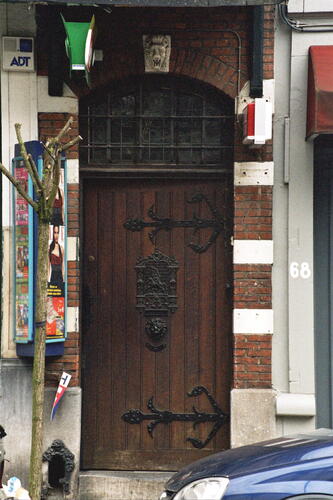 Rue Washington 66, détail de la porte d’entrée (photo 2005).
